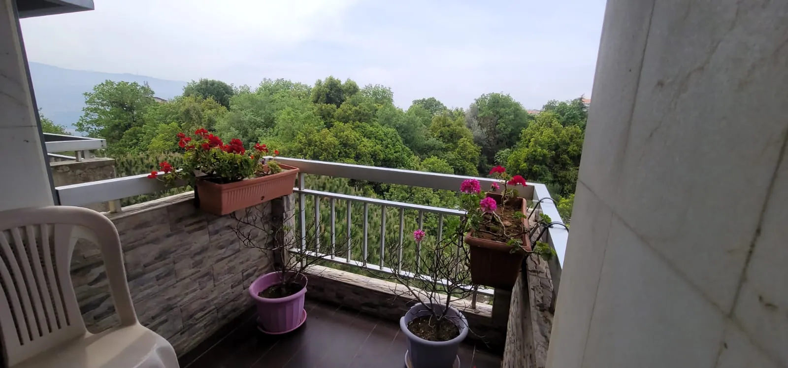 Fully Furnished Apartment with Mountain View For Sale in Ajaltoun — الصورة 9
