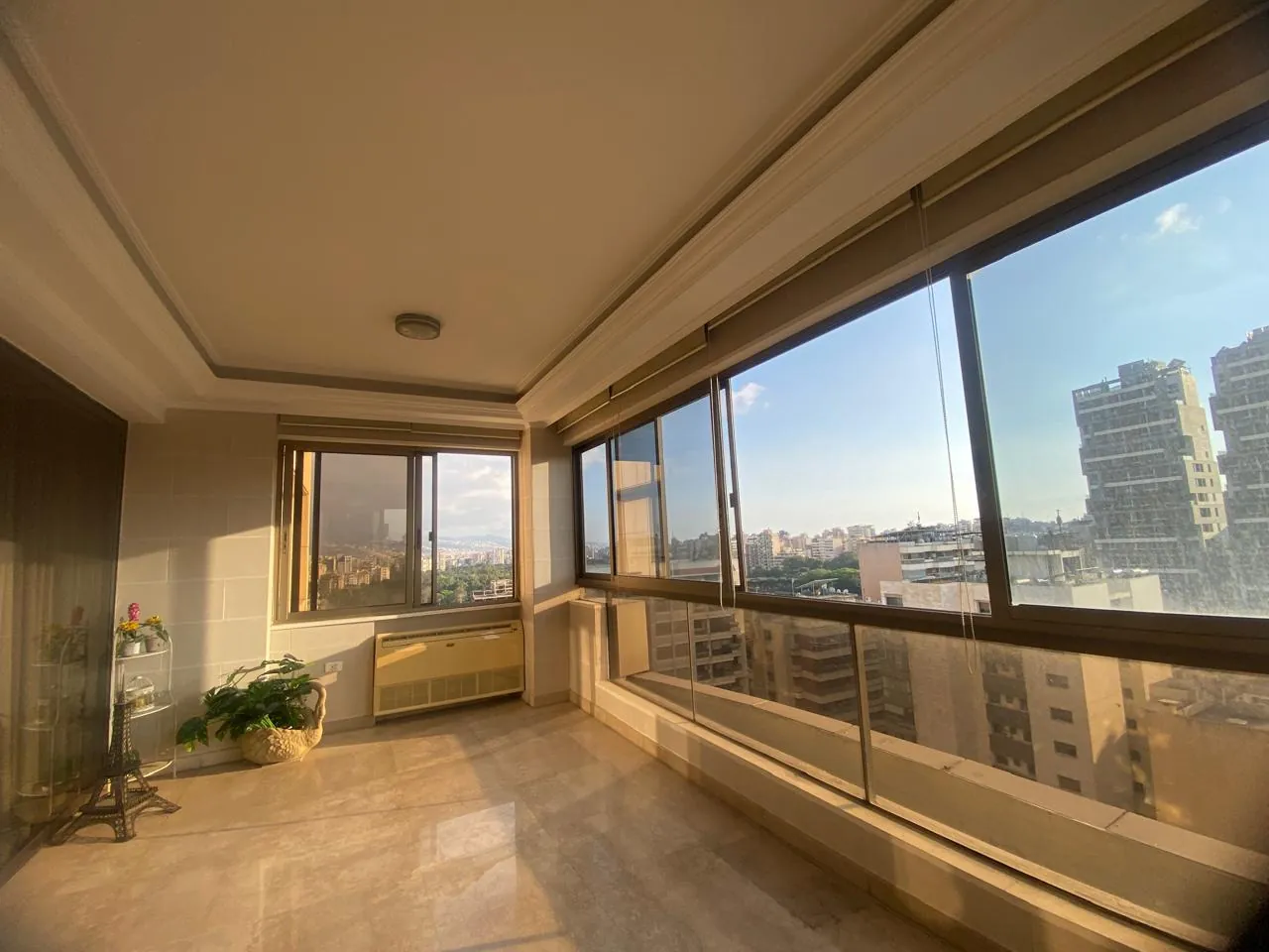 Apartment with City View For Rent in Ras El Nabeh, Beirut — الصورة 2