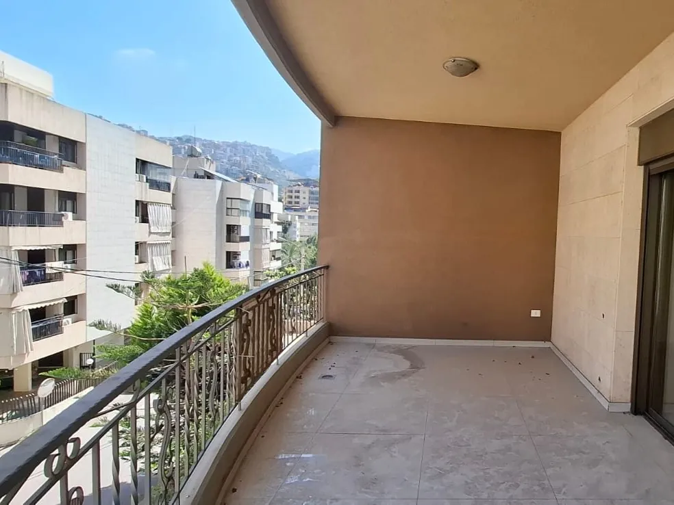 Deluxe Apartment with Terrace For Sale in Antelias — الصورة 3