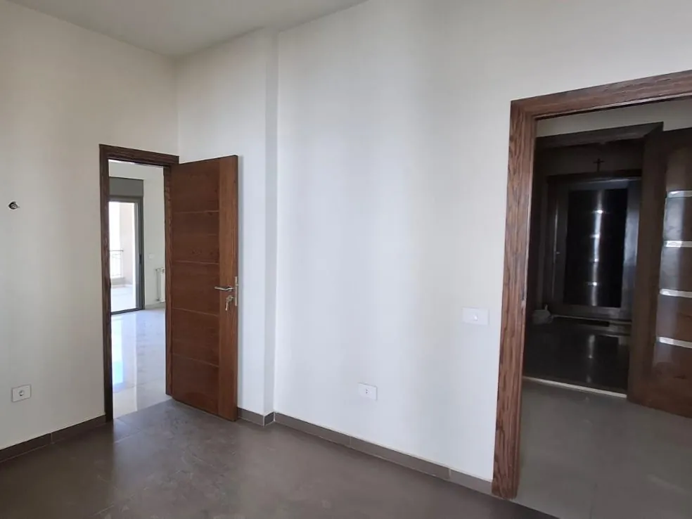 Deluxe Apartment with Terrace For Sale in Antelias — الصورة 4
