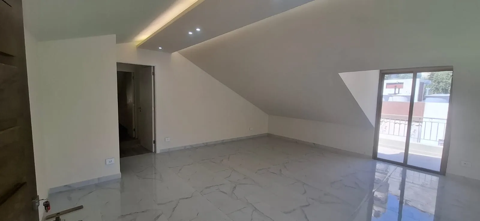 Beautiful Duplex with Terrace For Sale in Antelias — الصورة 8