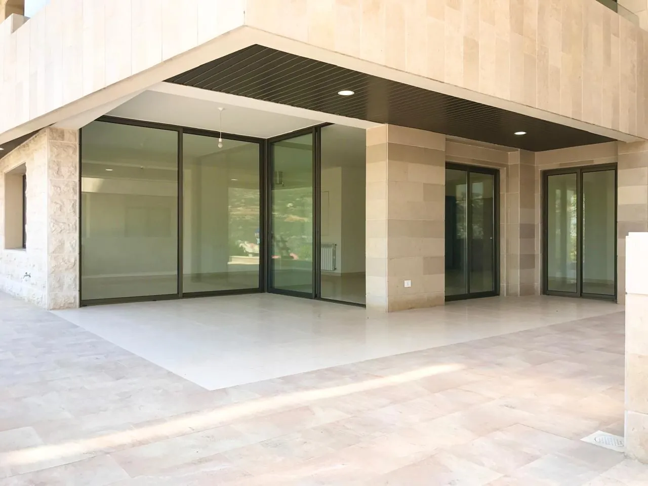 Luxurious Apartment with Terrace & Garden For Sale in Khenchara — الصورة 3