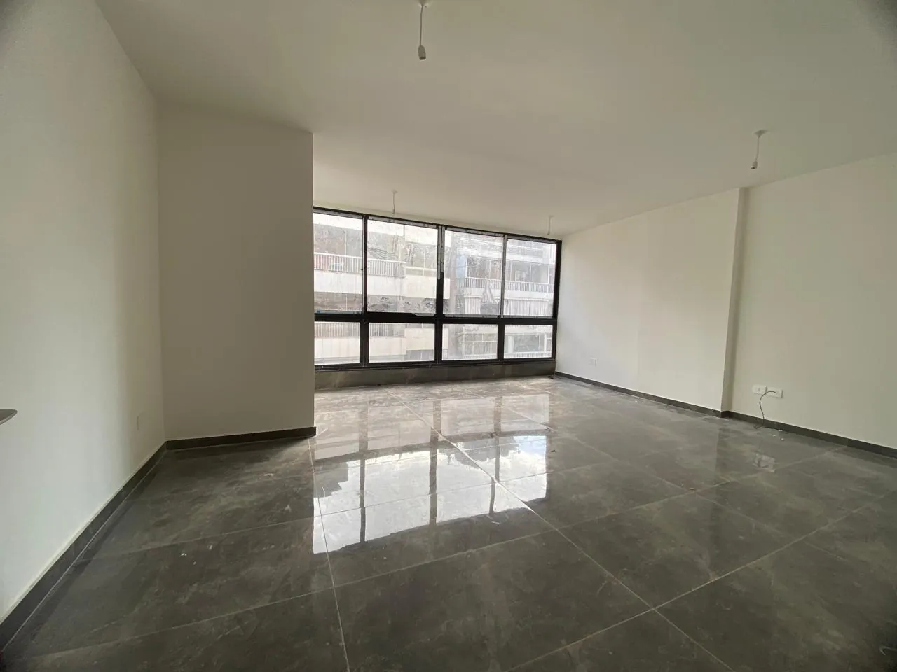 3-Bedroom Apartment For Sale in Calm Area of Mar Elias, Beirut — الصورة 2