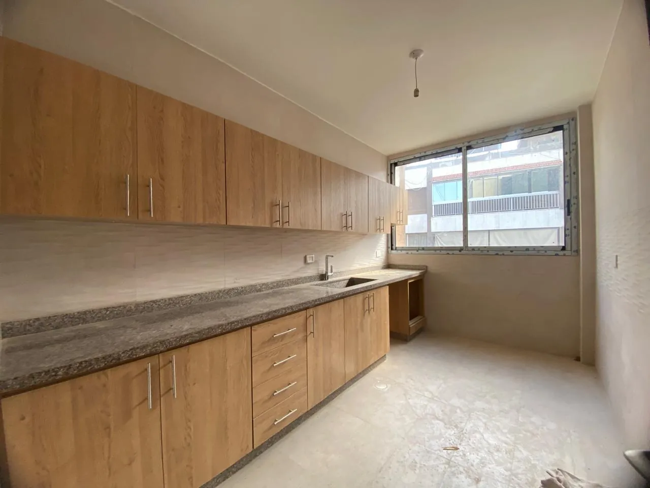 3-Bedroom Apartment For Sale in Calm Area of Mar Elias, Beirut — الصورة 3