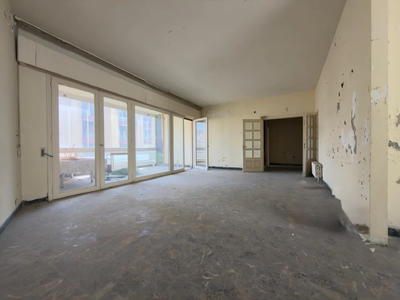 Fix-it up! 3-Bedroom Apartment in Calm Street For Sale in Achrafieh, Sioufi — الصورة 2