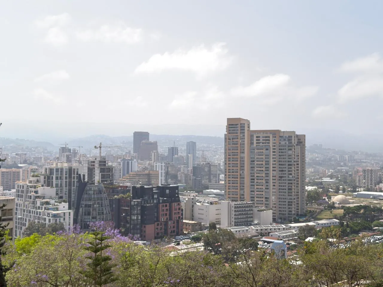 Fix-it up! 3-Bedroom Apartment in Calm Street For Sale in Achrafieh, Sioufi — الصورة 3