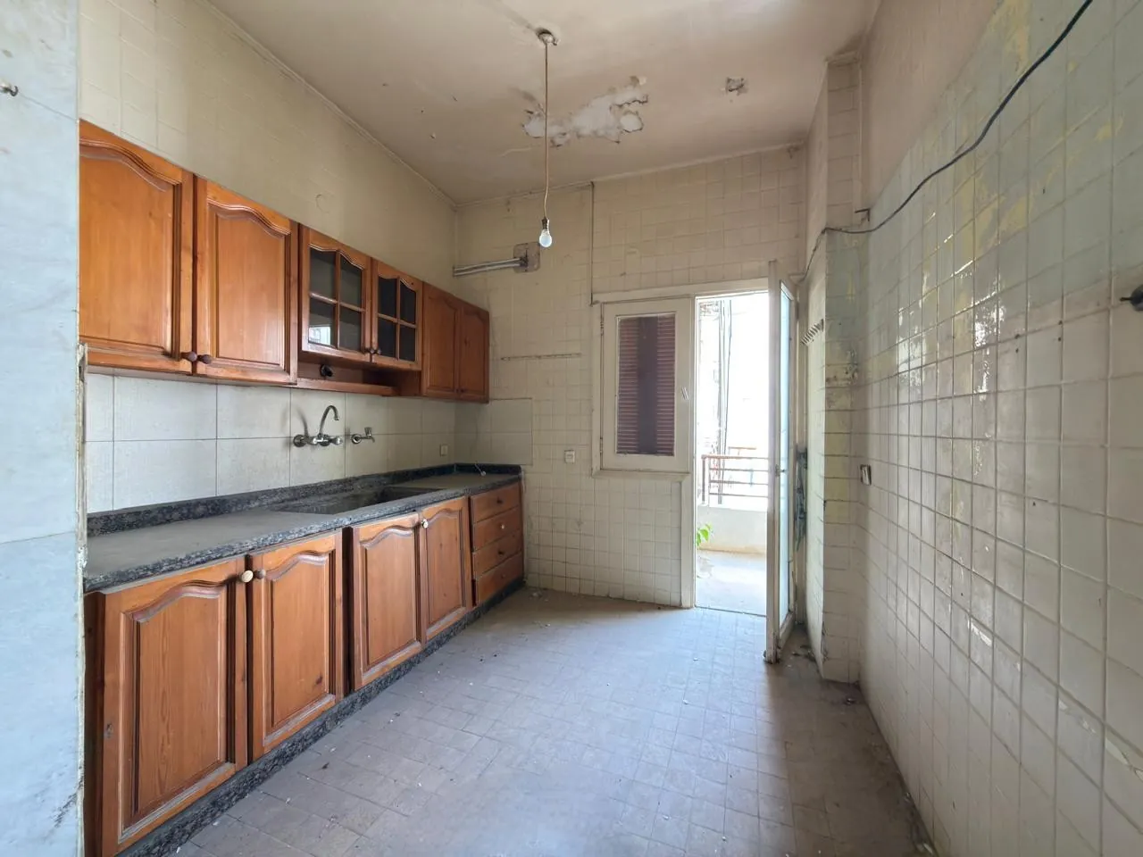 Fix-it up! 3-Bedroom Apartment in Calm Street For Sale in Achrafieh, Sioufi — الصورة 4