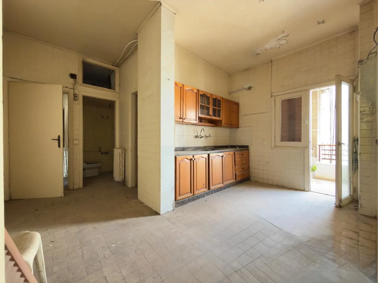 Fix-it up! 3-Bedroom Apartment in Calm Street For Sale in Achrafieh, Sioufi — الصورة 5