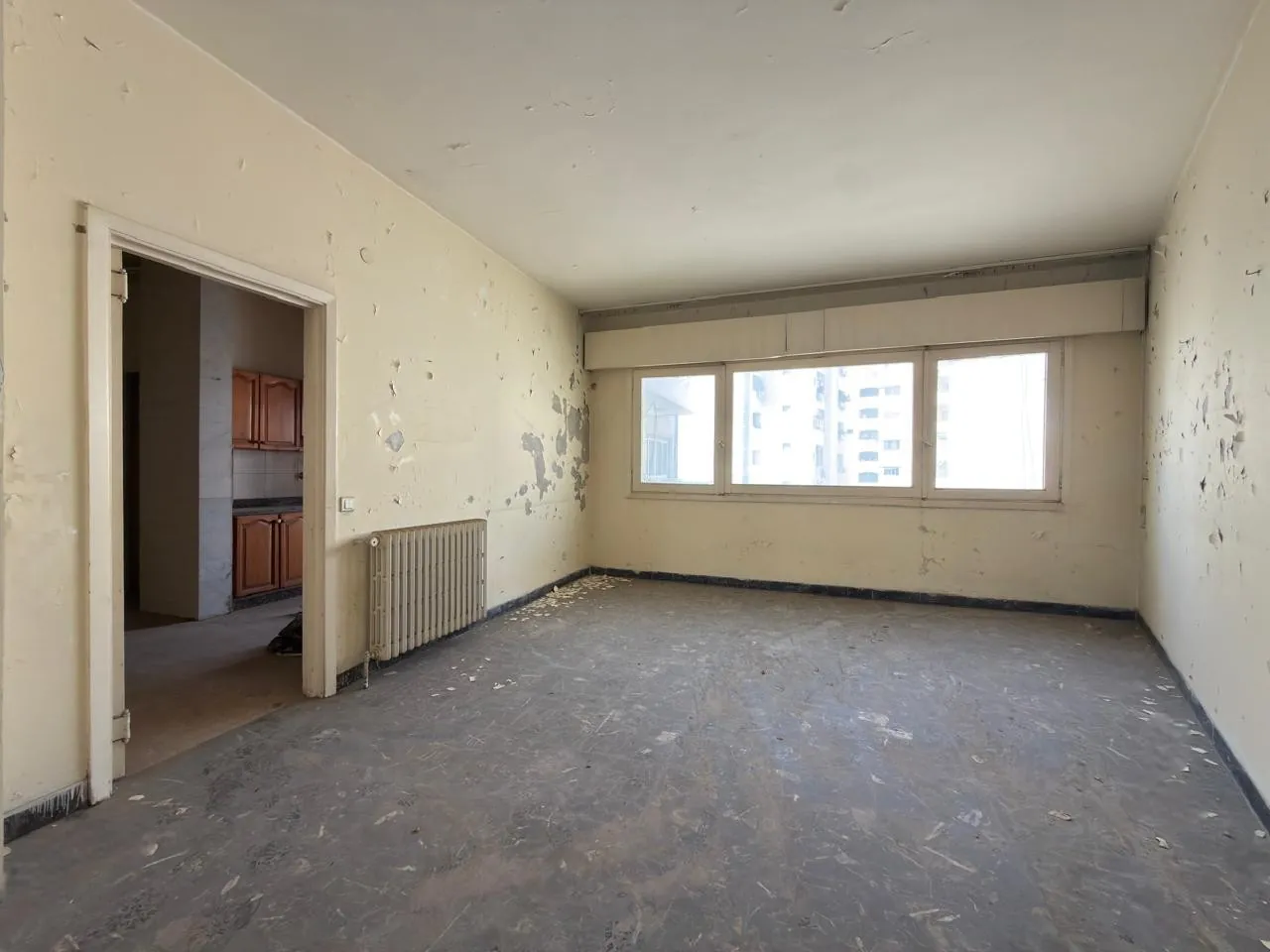 Fix-it up! 3-Bedroom Apartment in Calm Street For Sale in Achrafieh, Sioufi — الصورة 6