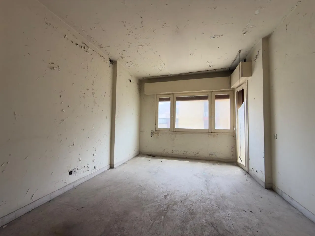 Fix-it up! 3-Bedroom Apartment in Calm Street For Sale in Achrafieh, Sioufi — الصورة 7