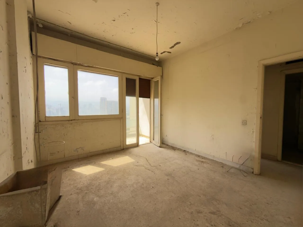 Fix-it up! 3-Bedroom Apartment in Calm Street For Sale in Achrafieh, Sioufi — الصورة 8