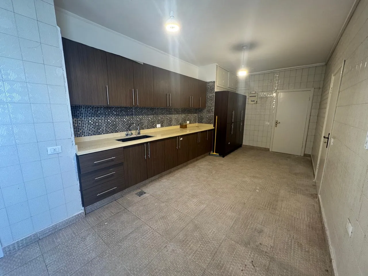 3-Bedroom Apartment For Sale in Mar Elias, Beirut — الصورة 3
