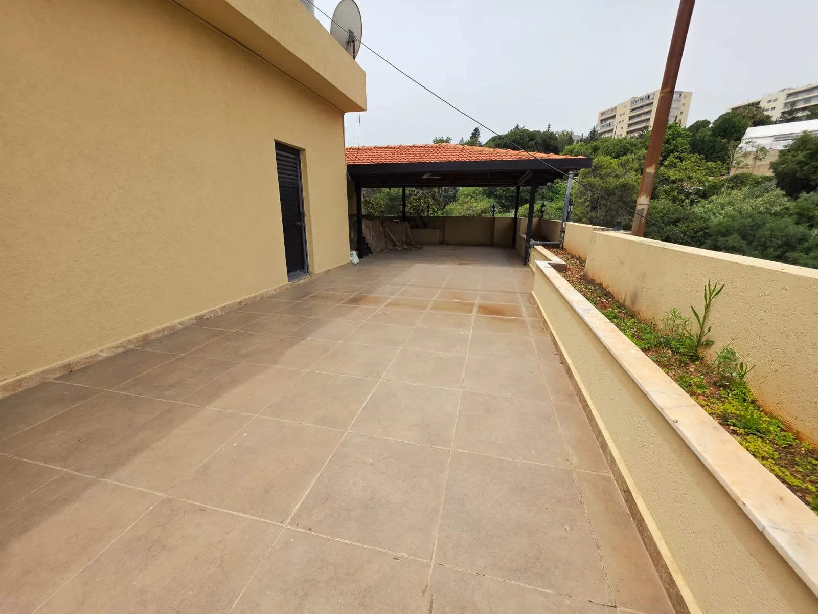 Bright 3-Bedroom Apartment with Roof Terrace For Sale in Baabda — الصورة 2