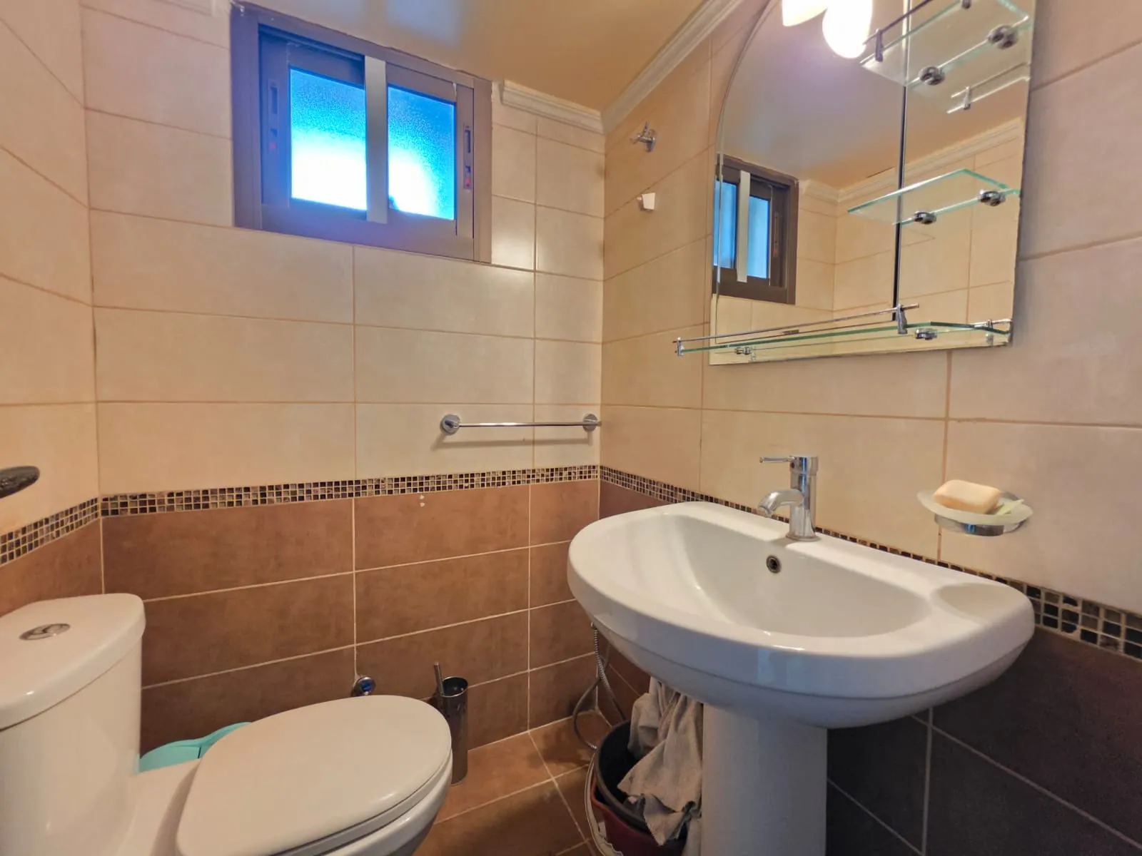 Bright 3-Bedroom Apartment with Roof Terrace For Sale in Baabda — الصورة 9