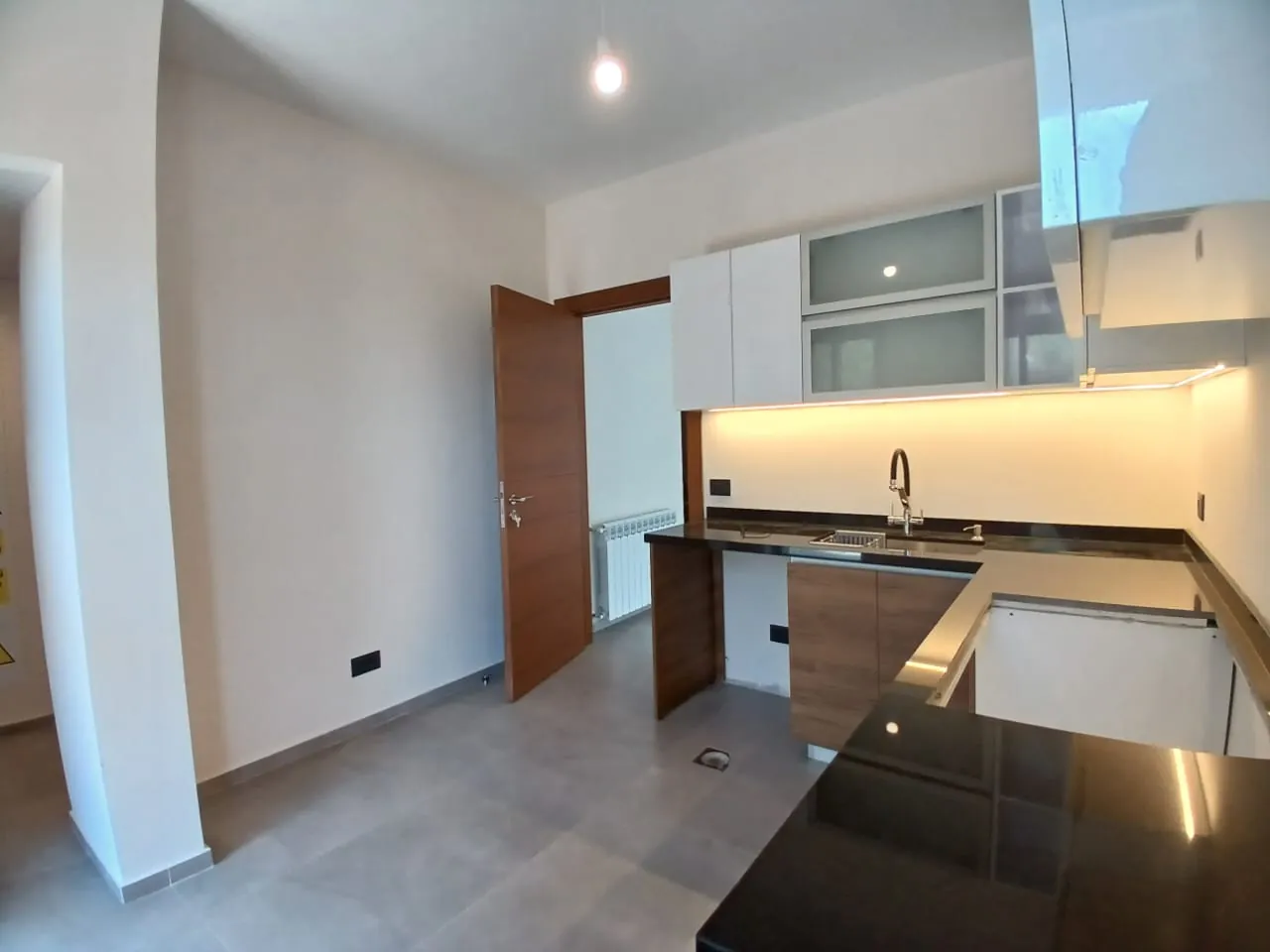 High-End Apartment with Sea and Mountain View For Sale in Roumie — الصورة 7