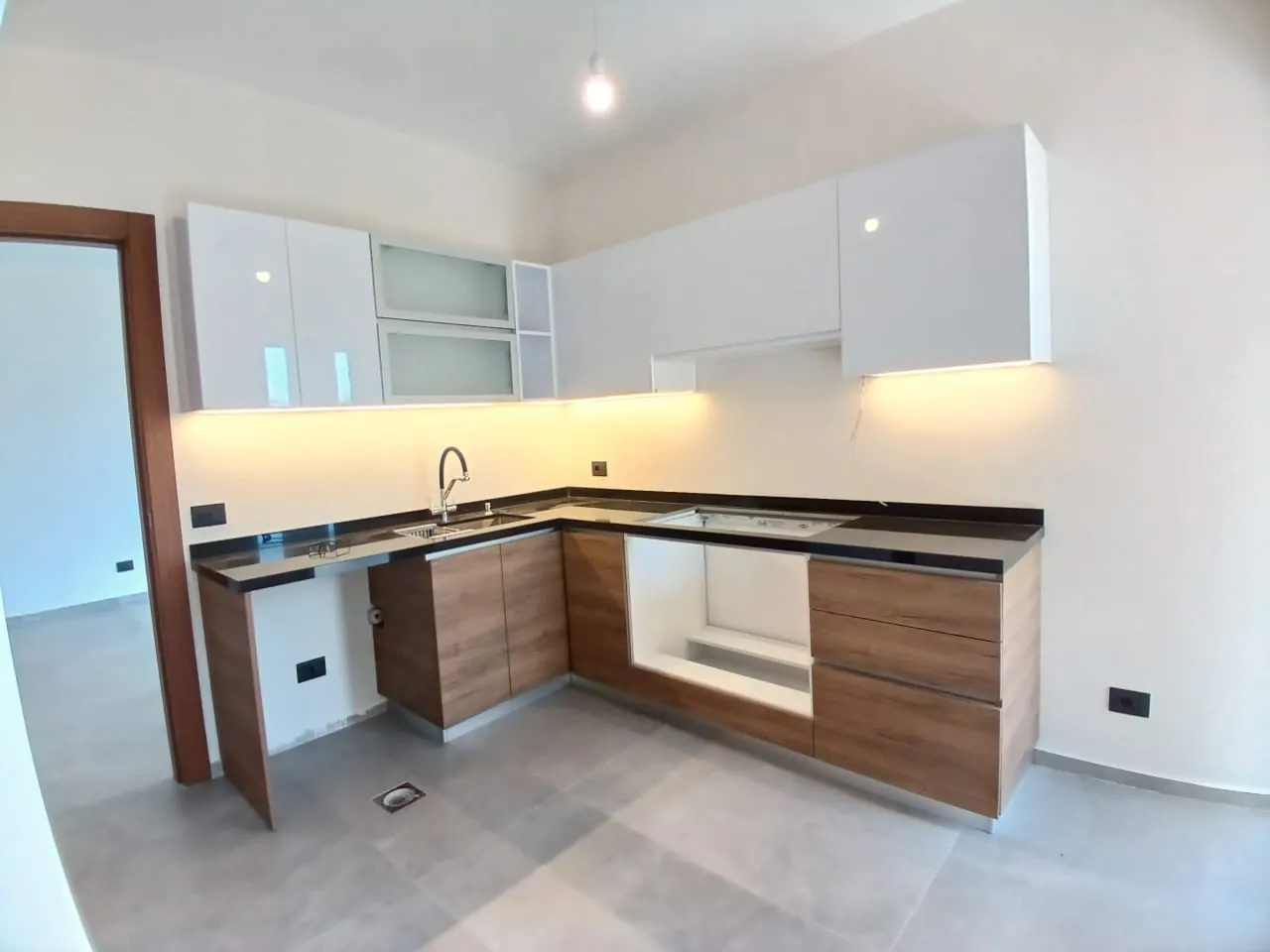 High-End Apartment with Sea and Mountain View For Sale in Roumie — الصورة 8