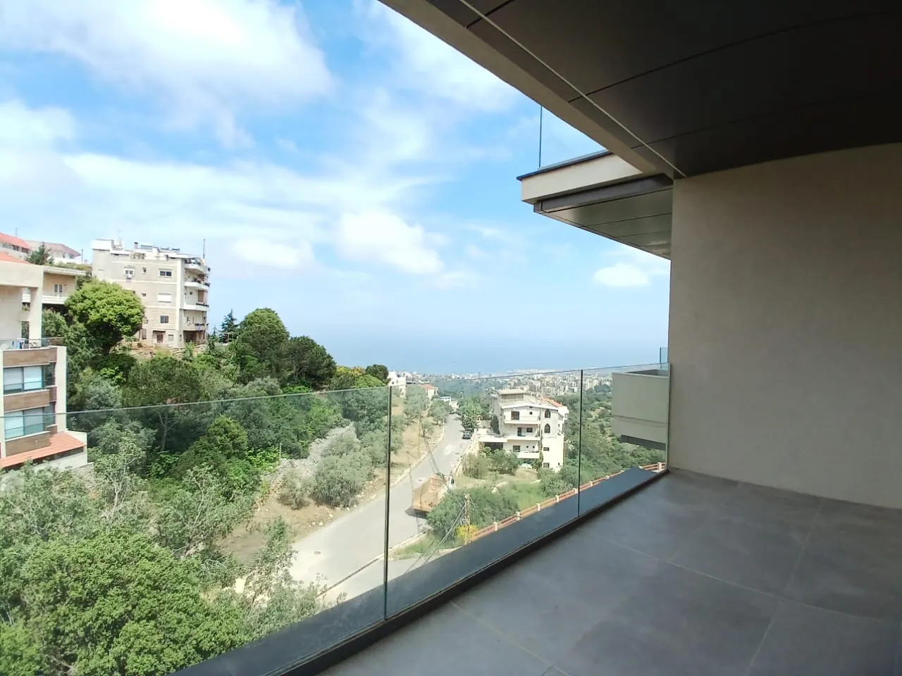 High-End Apartment with Sea and Mountain View For Rent in Roumie — الصورة 2
