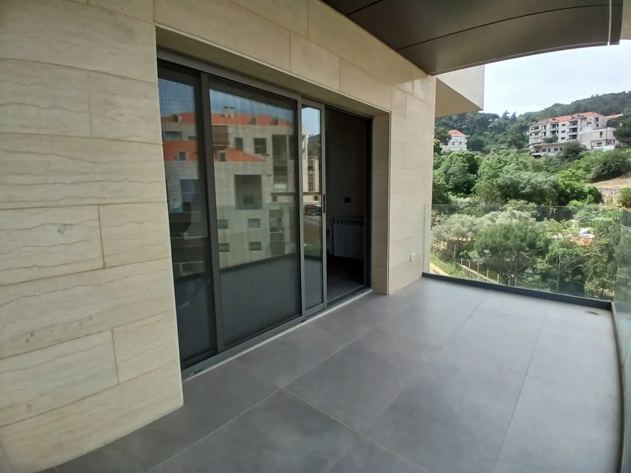 High-End Apartment with Sea and Mountain View For Rent in Roumie — الصورة 4