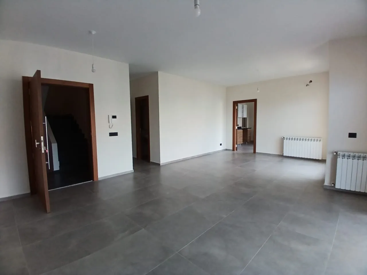 High-End Apartment with Sea and Mountain View For Rent in Roumie — الصورة 5