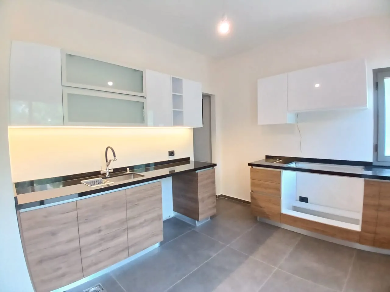 High-End Apartment with Sea and Mountain View For Rent in Roumie — الصورة 7