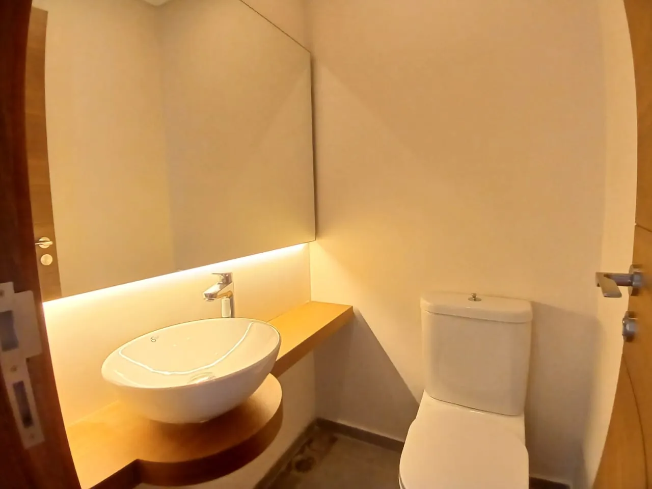 High-End Apartment with Sea and Mountain View For Rent in Roumie — الصورة 10