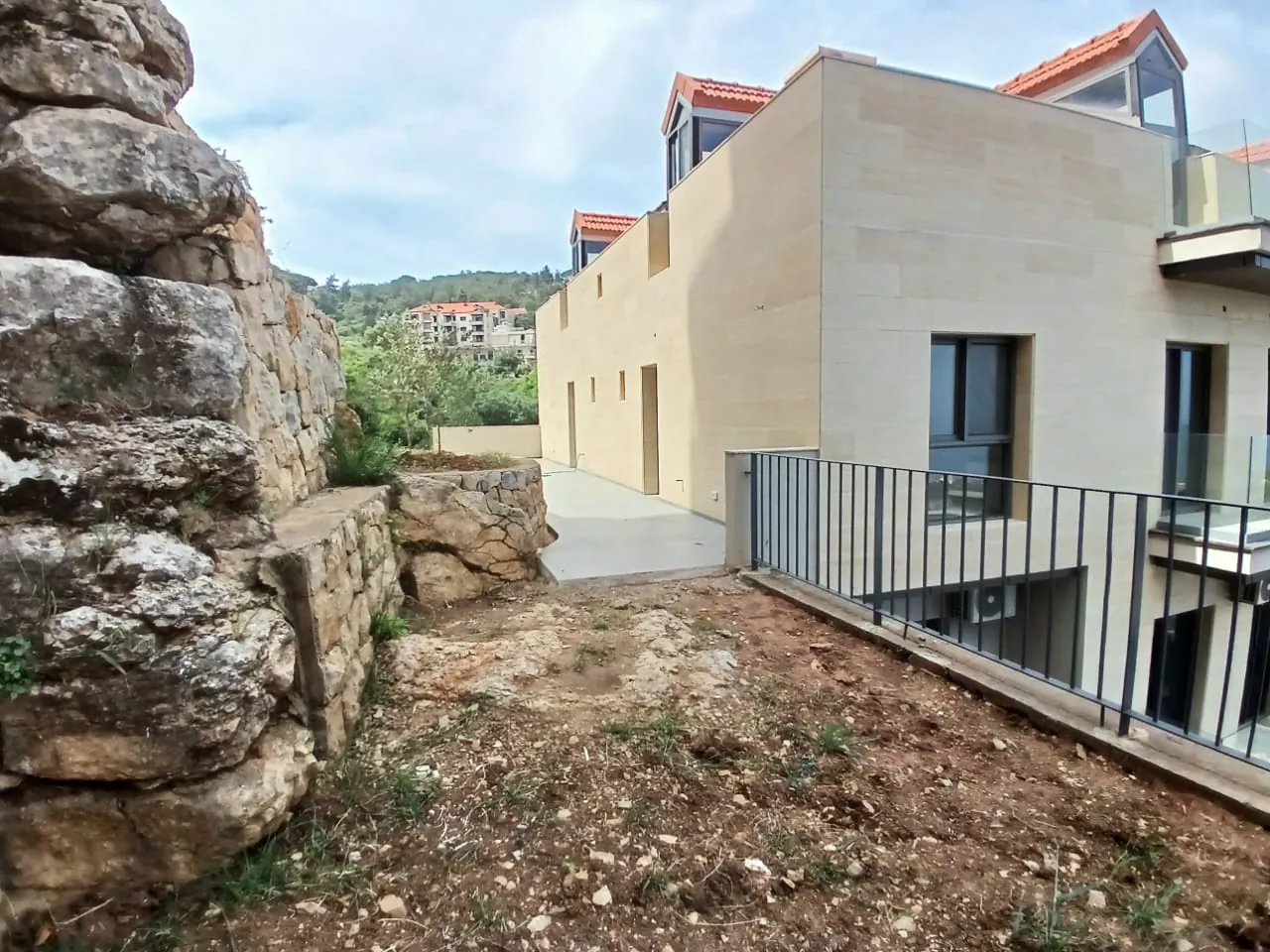 High-End Apartment with Sea and Mountain View For Rent in Roumie — الصورة 3