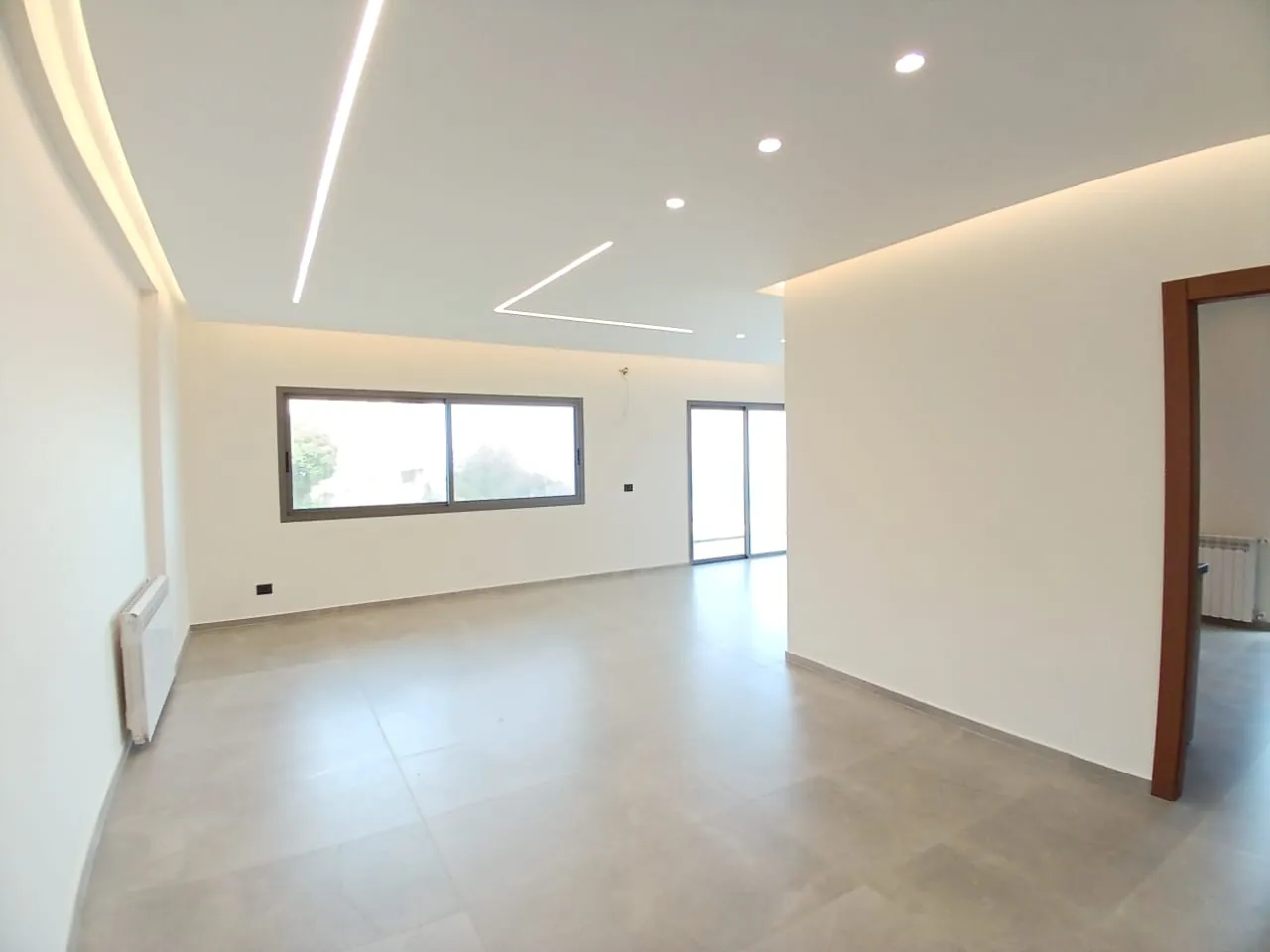 High-End Apartment with Sea and Mountain View For Rent in Roumie — الصورة 5