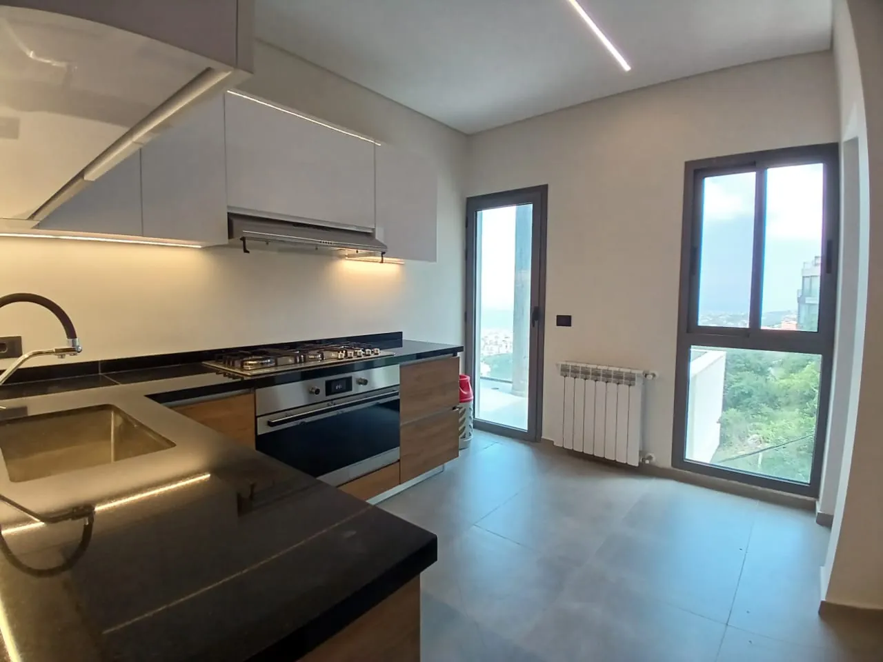 High-End Apartment with Sea and Mountain View For Rent in Roumie — الصورة 6