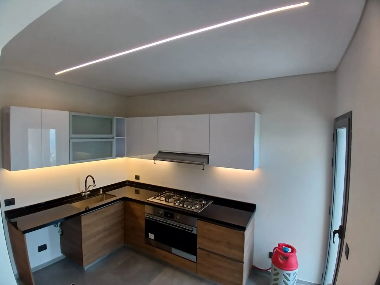 High-End Apartment with Sea and Mountain View For Rent in Roumie — الصورة 7