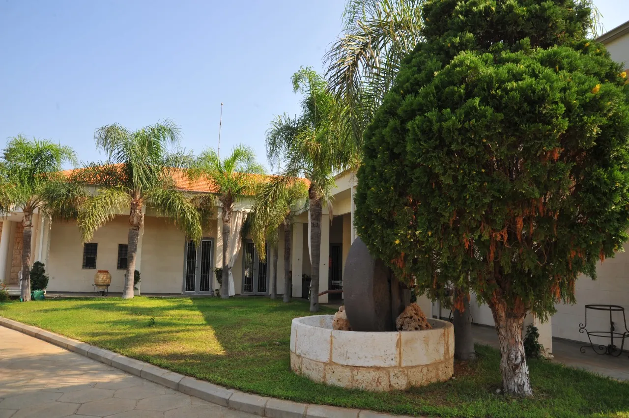 Amazing Luxurious Castle with Garden & Pool For Sale in Batroun, Wajeh El Hajar — الصورة 4