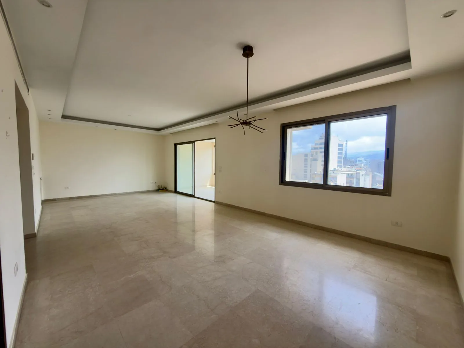 Spacious & Elegant 3-Bedroom Apartment For Rent in Achrafieh, Sassine — الصورة 2