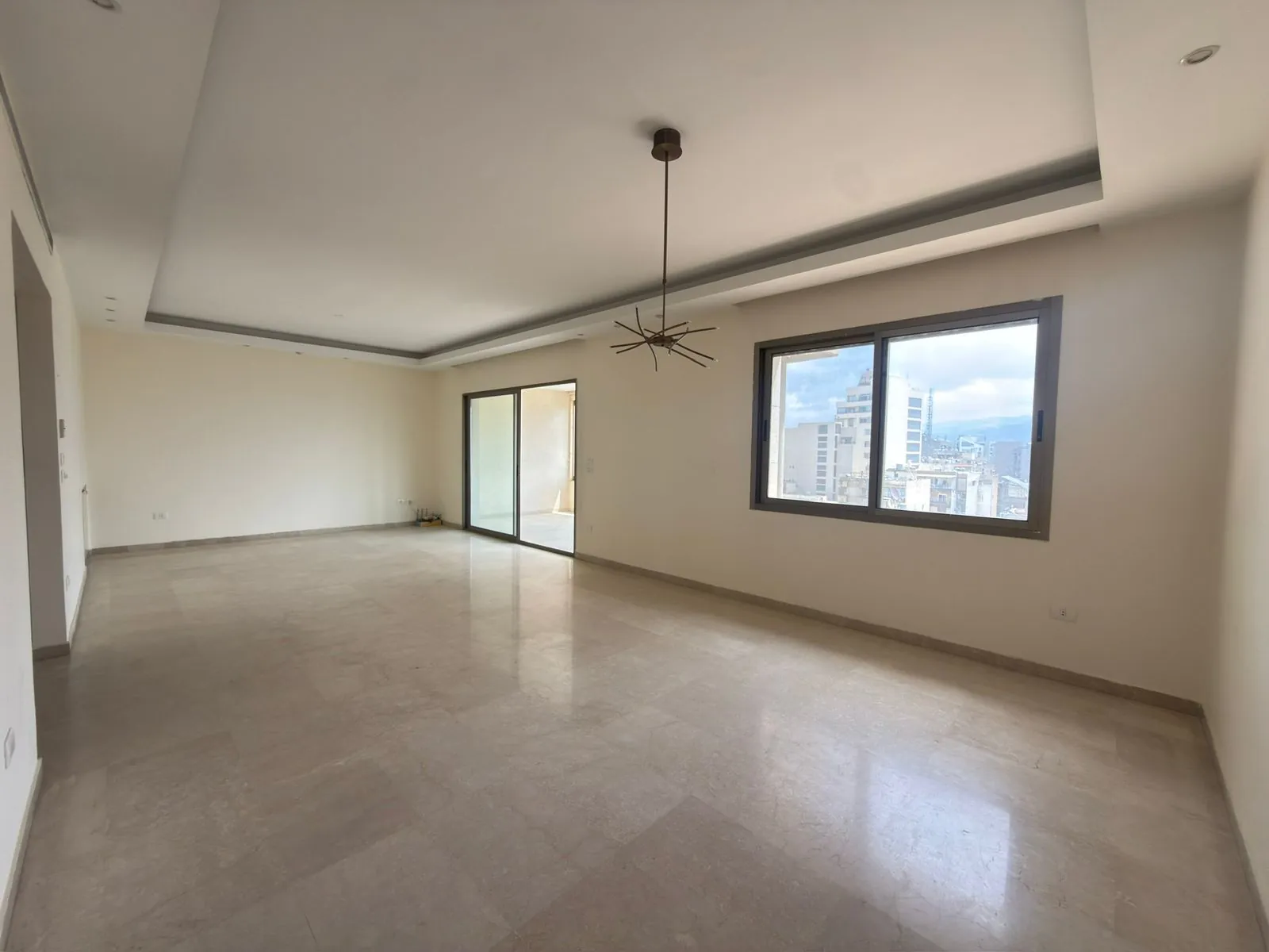 Spacious & Elegant 3-Bedroom Apartment For Rent in Achrafieh, Sassine — الصورة 3