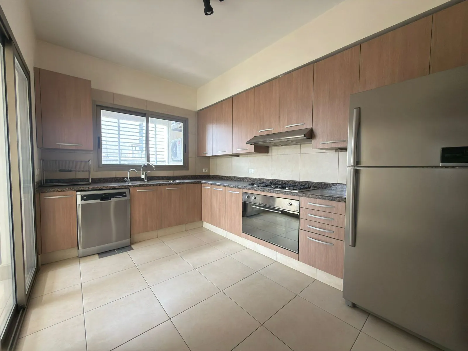 Spacious & Elegant 3-Bedroom Apartment For Rent in Achrafieh, Sassine — الصورة 5