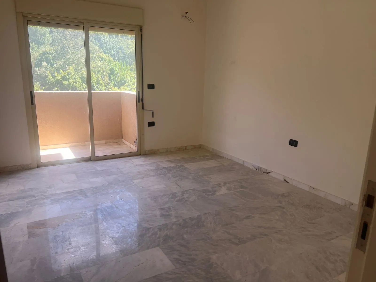 Apartment For Sale with Amazing View in Gated Community in Bchamoun, El Madares — الصورة 5