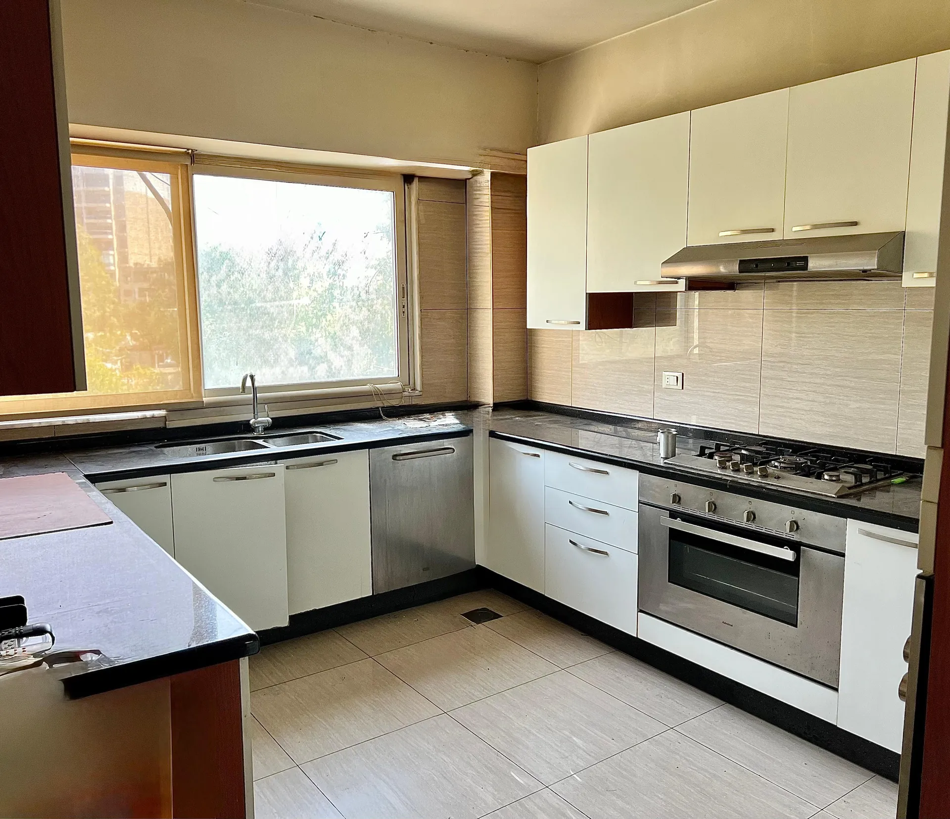 Commercial Space For Rent in Verdun, Beirut — الصورة 7