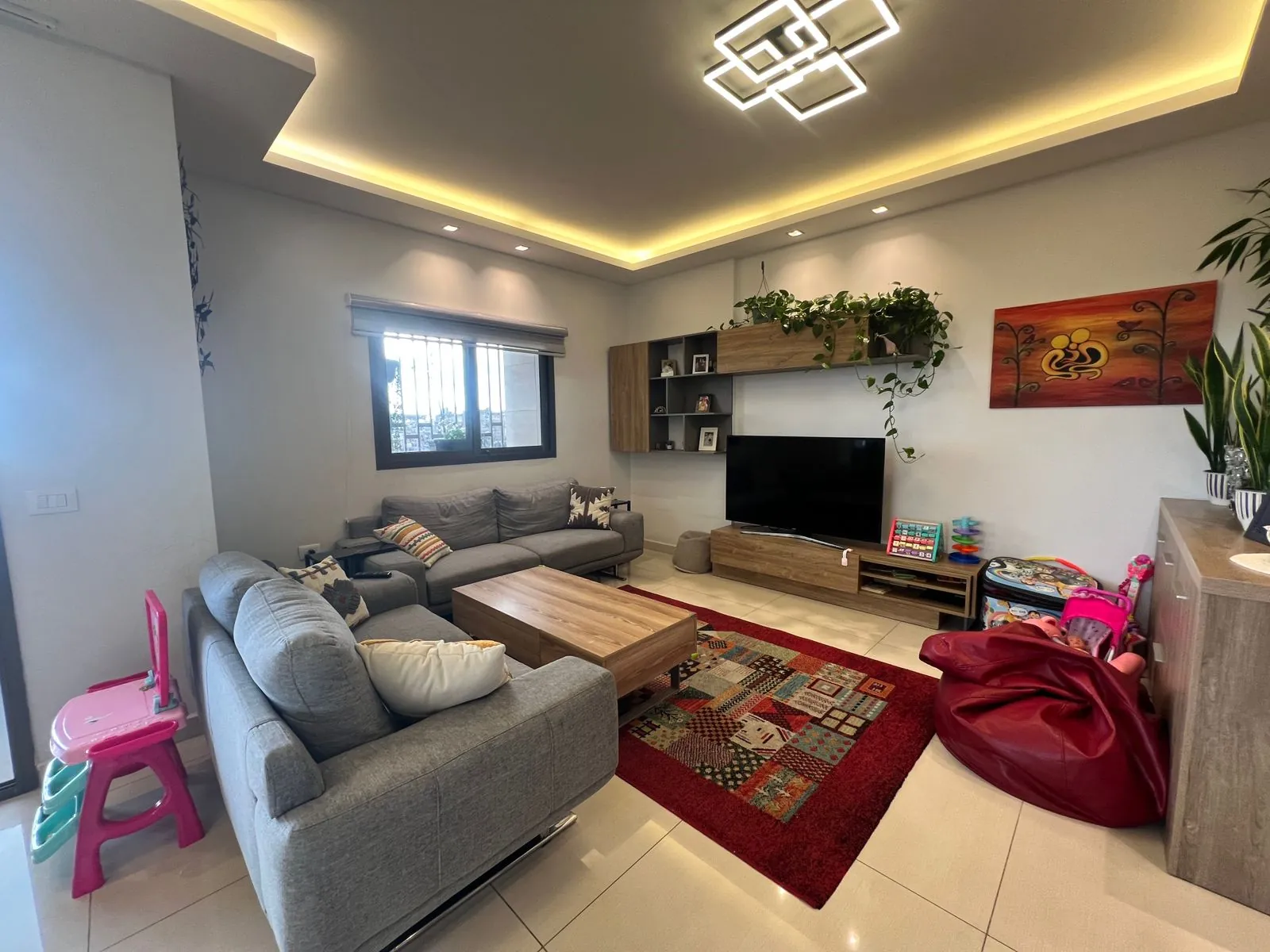 3-Bedroom Apartment For Sale in Ghobeiry, Mazraa — الصورة 2