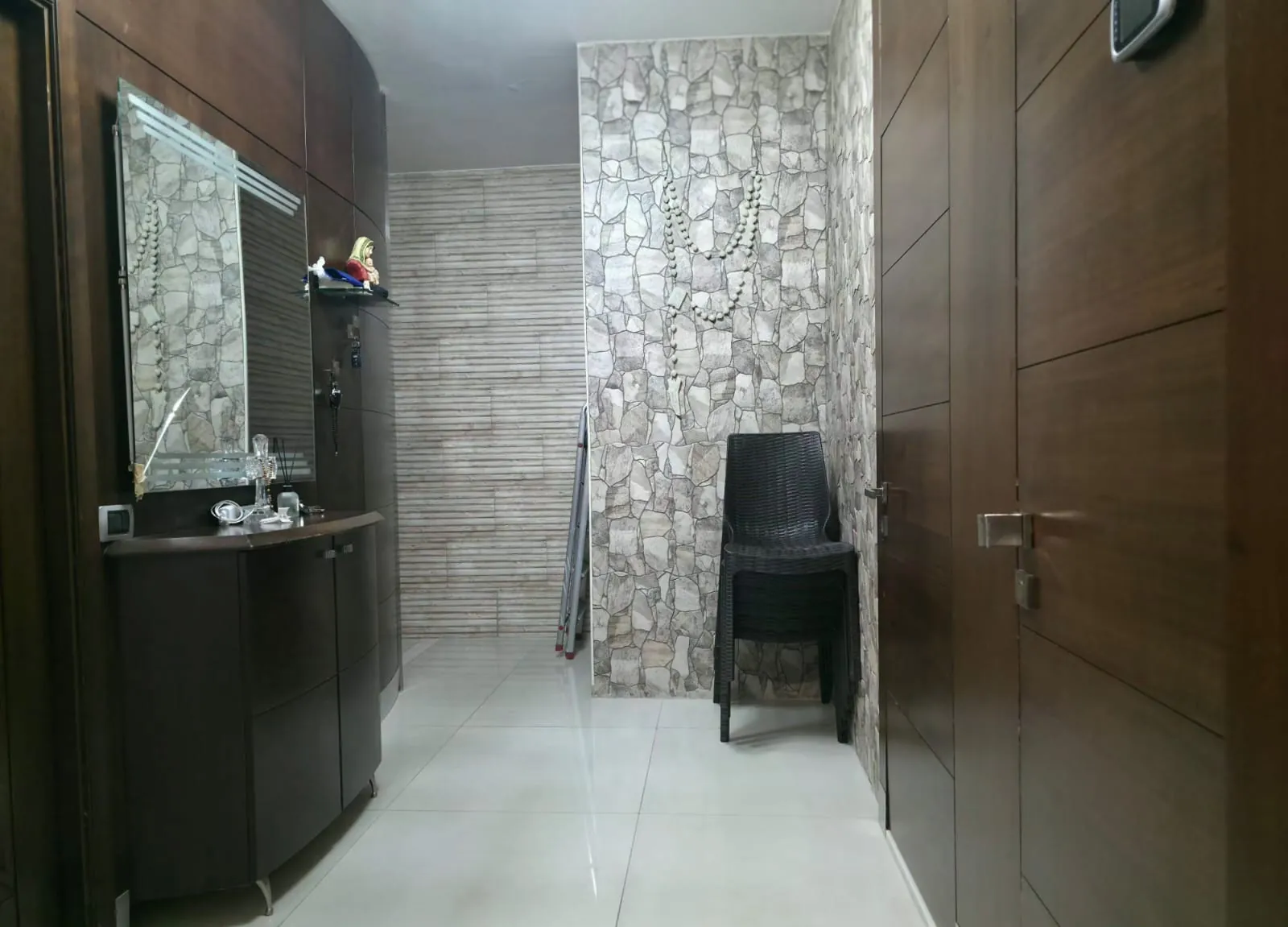 Fully Renovated Apartment Semi furnished For Sale in Sabtieh — الصورة 3