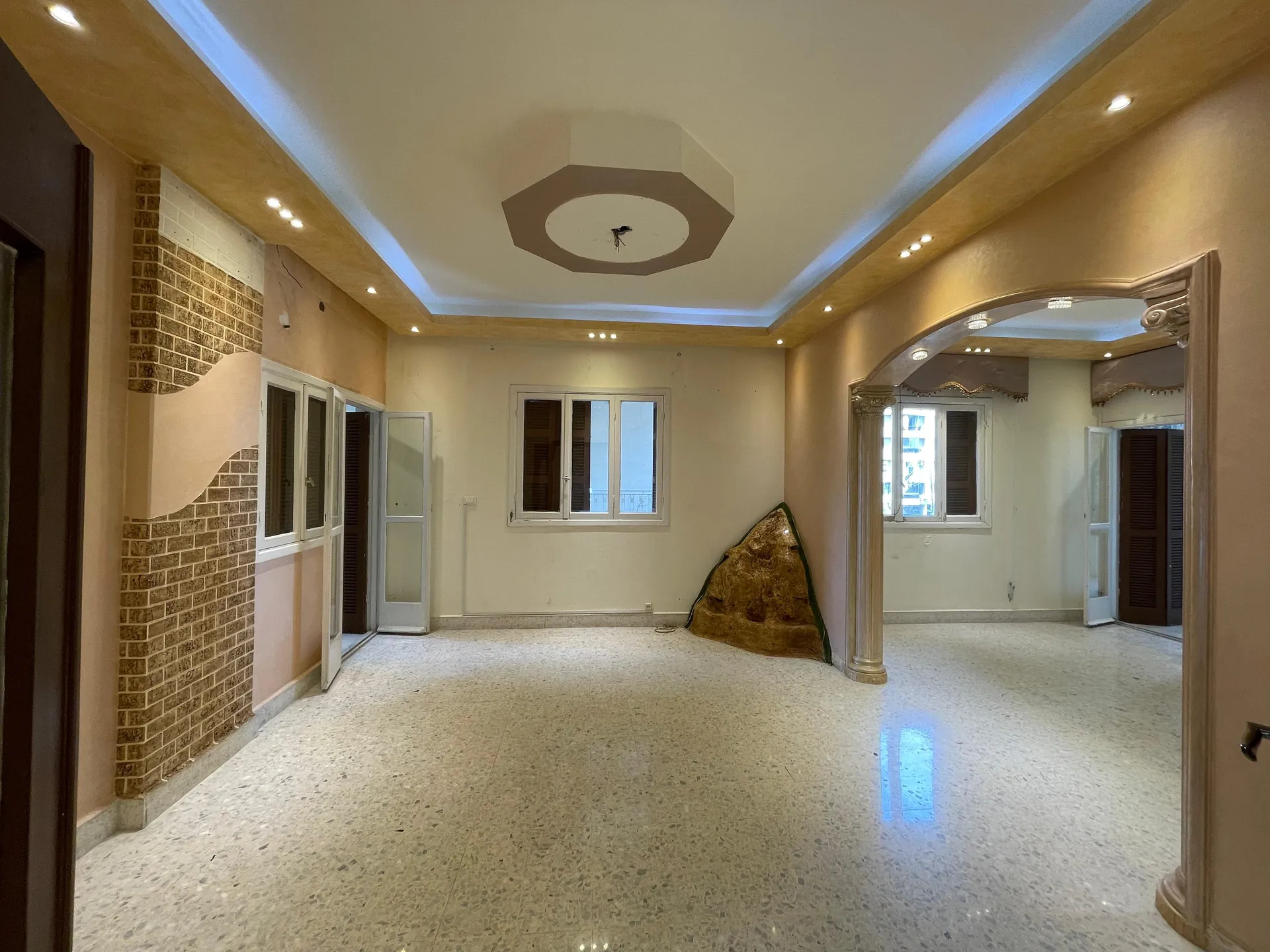 170 SQM Decorated Apartment For Sale In Mazraa, Beirut — الصورة 2