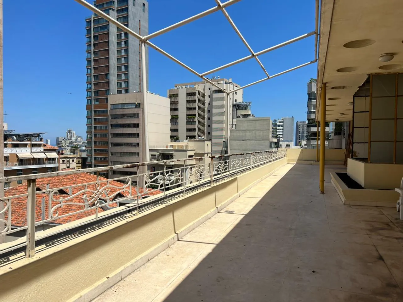 4-Bedroom Apartment with Terrace For Sale in Achrafieh, Abed El Wahab — الصورة 3