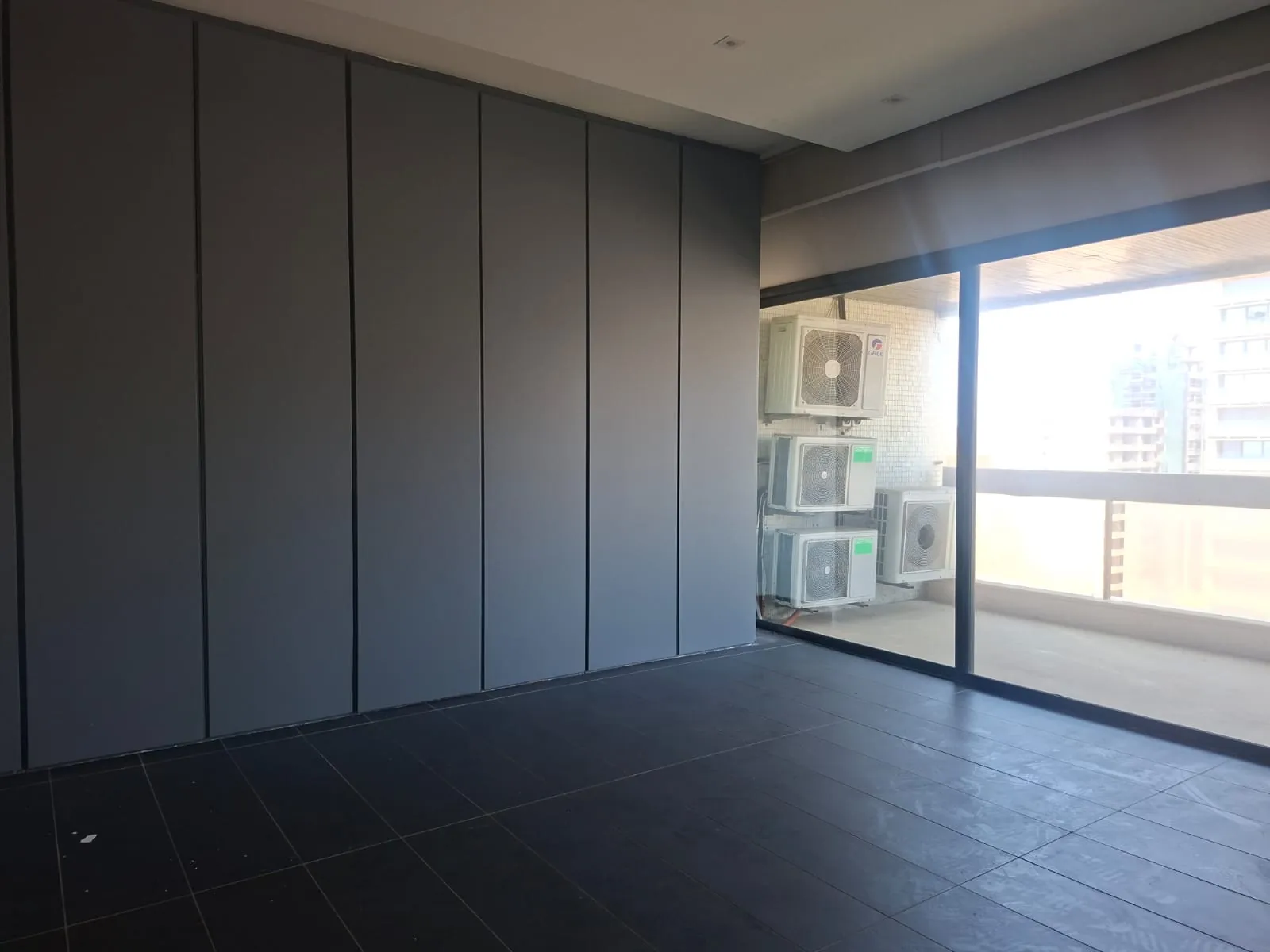 High-End Apartment with Panoramic Sea View For Sale in Ramlet Al Bayda — الصورة 9
