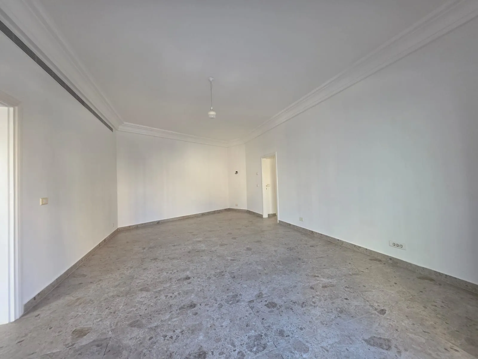 Bright Apartment with Terrace & Open View For Rent in Kontari, Ras Beirut — الصورة 2