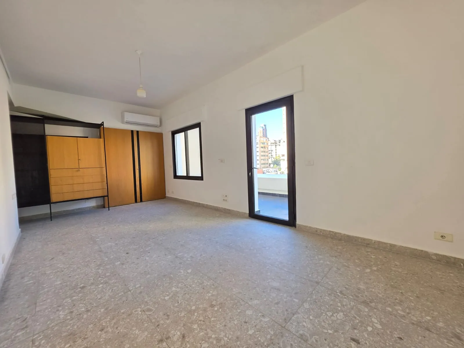 Bright Apartment with Terrace & Open View For Rent in Kontari, Ras Beirut — الصورة 3