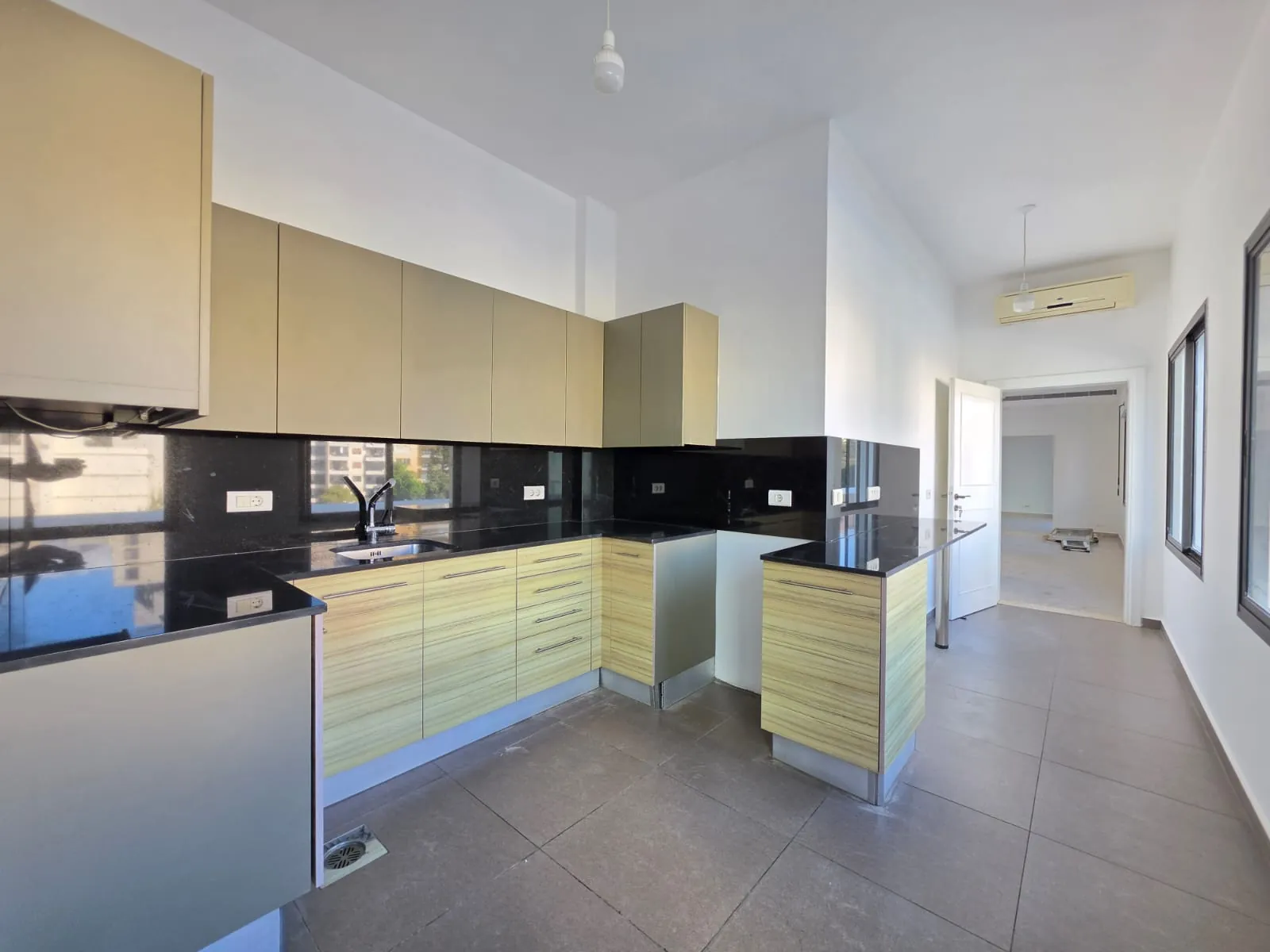 Bright Apartment with Terrace & Open View For Rent in Kontari, Ras Beirut — الصورة 4