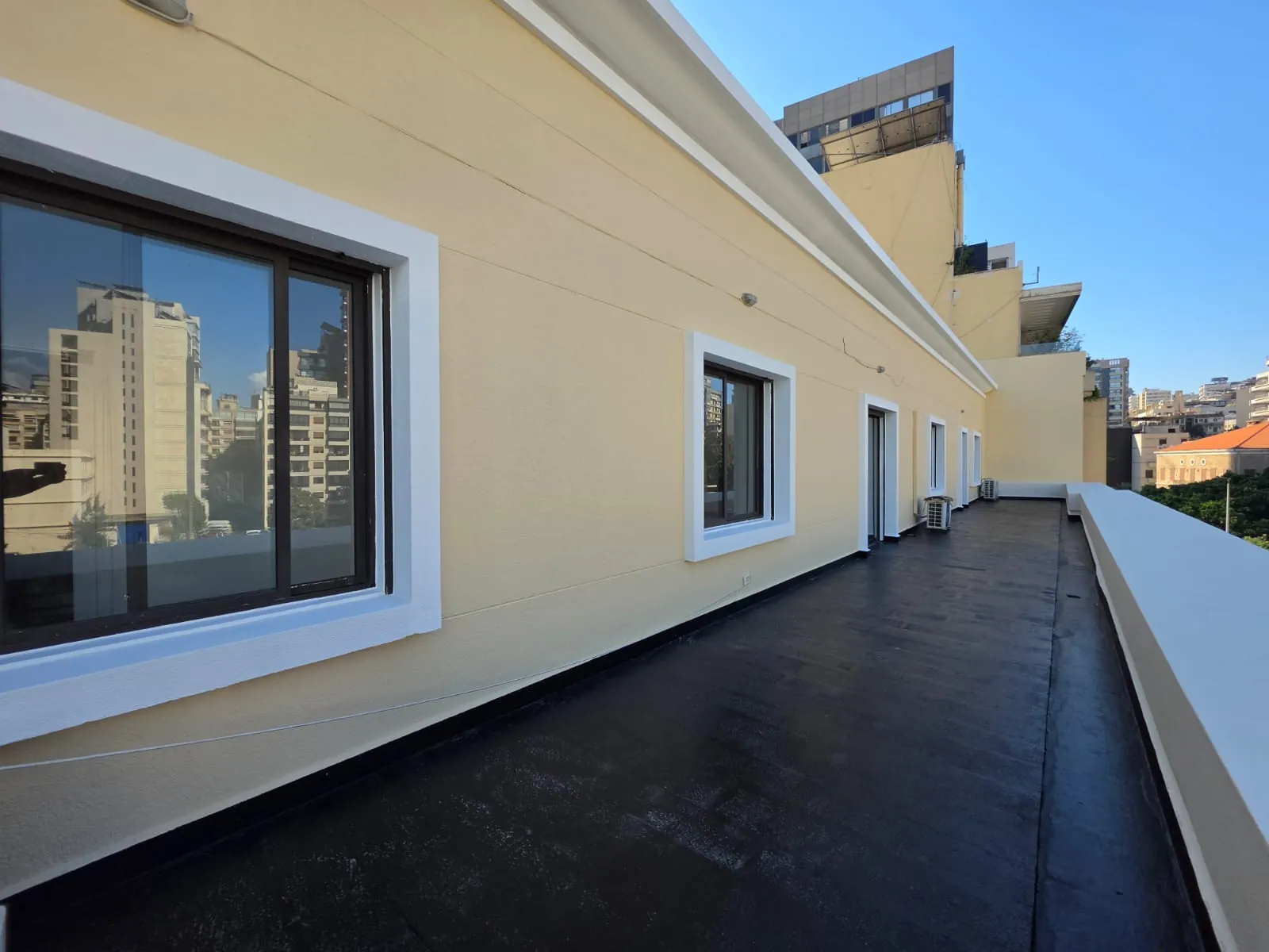 Bright Apartment with Terrace & Open View For Rent in Kontari, Ras Beirut — الصورة 5