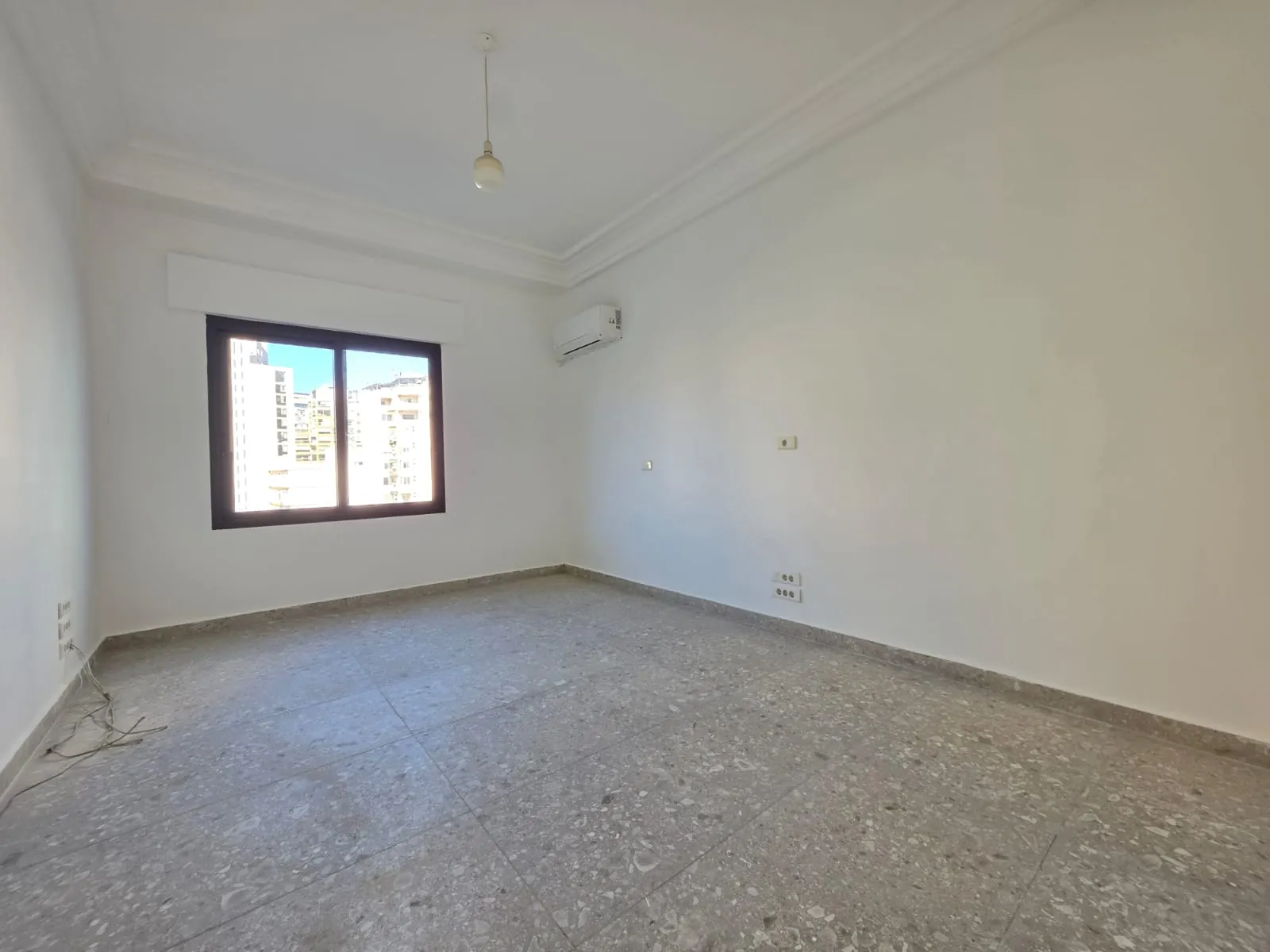 Bright Apartment with Terrace & Open View For Rent in Kontari, Ras Beirut — الصورة 6