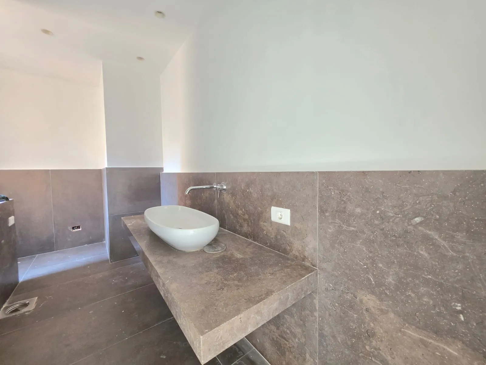 Bright Apartment with Terrace & Open View For Rent in Kontari, Ras Beirut — الصورة 7