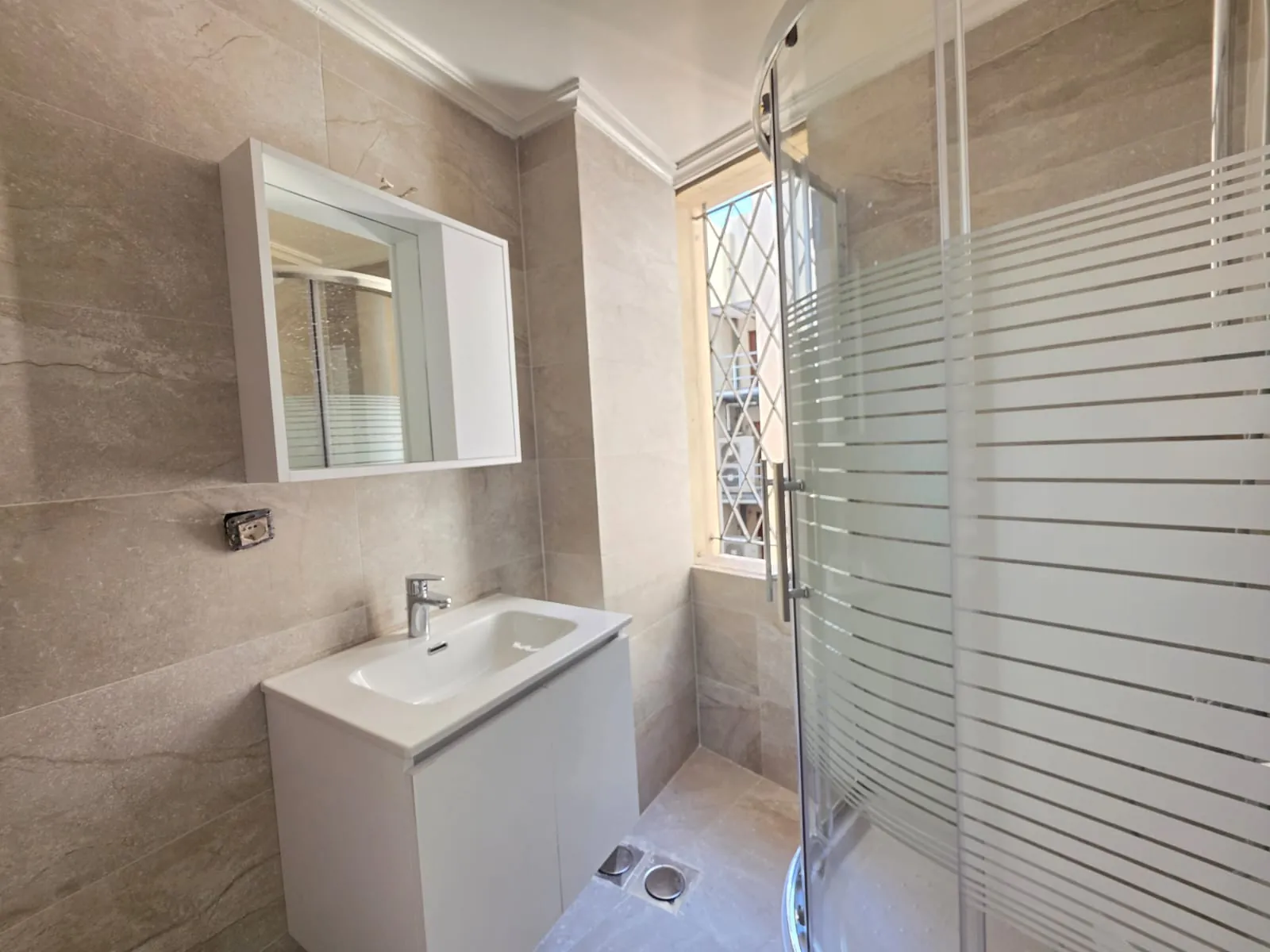 Bright Apartment with Terrace & Open View For Rent in Kontari, Ras Beirut — الصورة 8