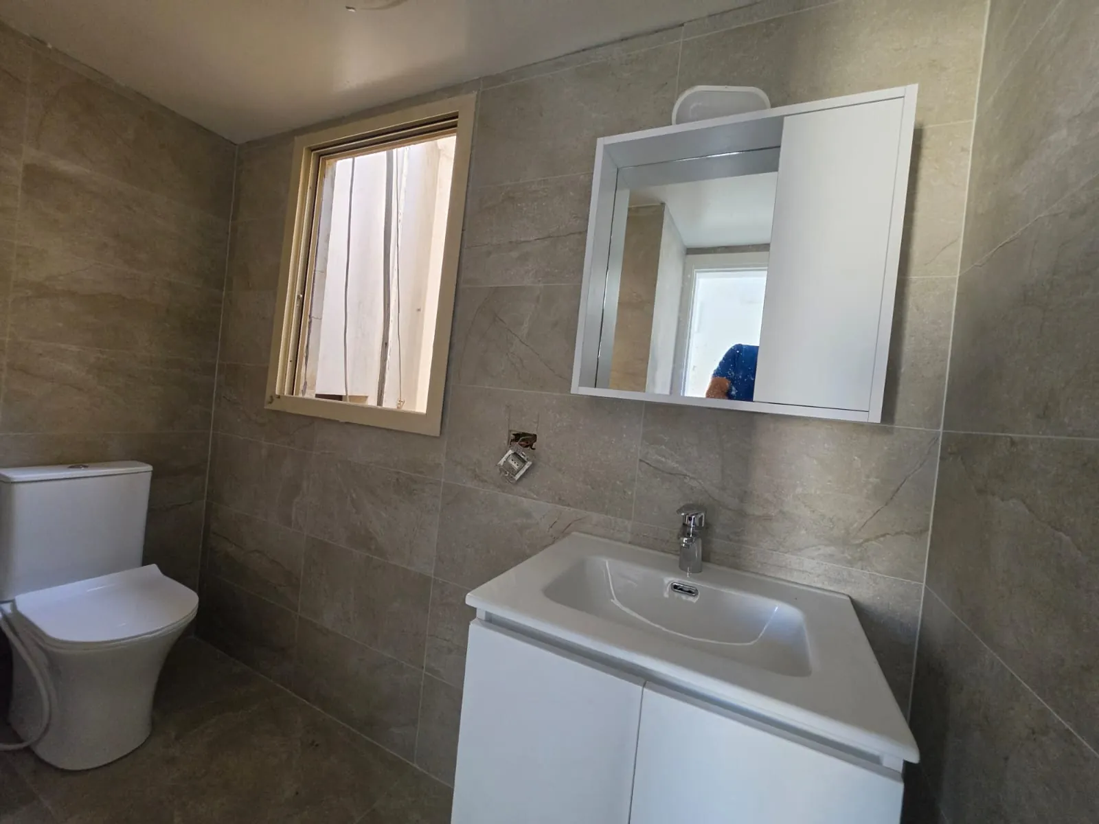 Bright Apartment with Terrace & Open View For Rent in Kontari, Ras Beirut — الصورة 9