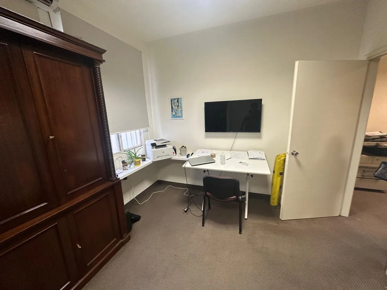 Office Furnished in A Prime Location For Rent in Adlieh — الصورة 2