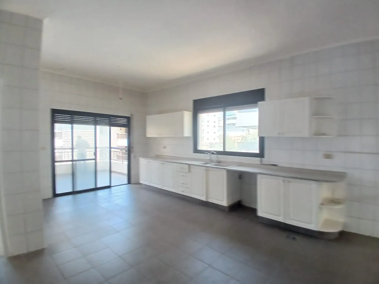 5 Floors Building in A Prime Location For Sale In Biyada, Kornet Chehwan — الصورة 4